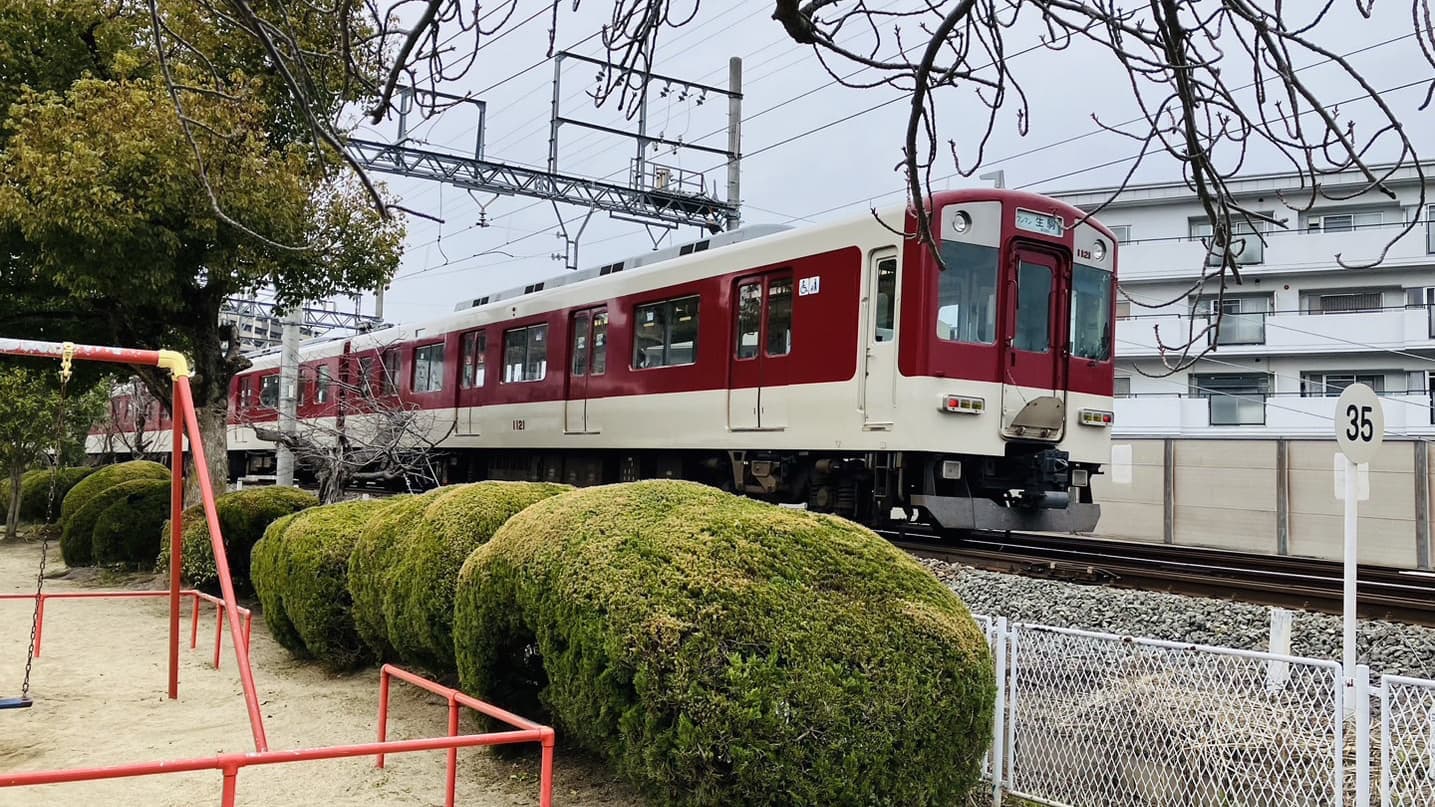 店内から見える電車の写真